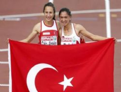 Londra'da 2 Bayrak Birden